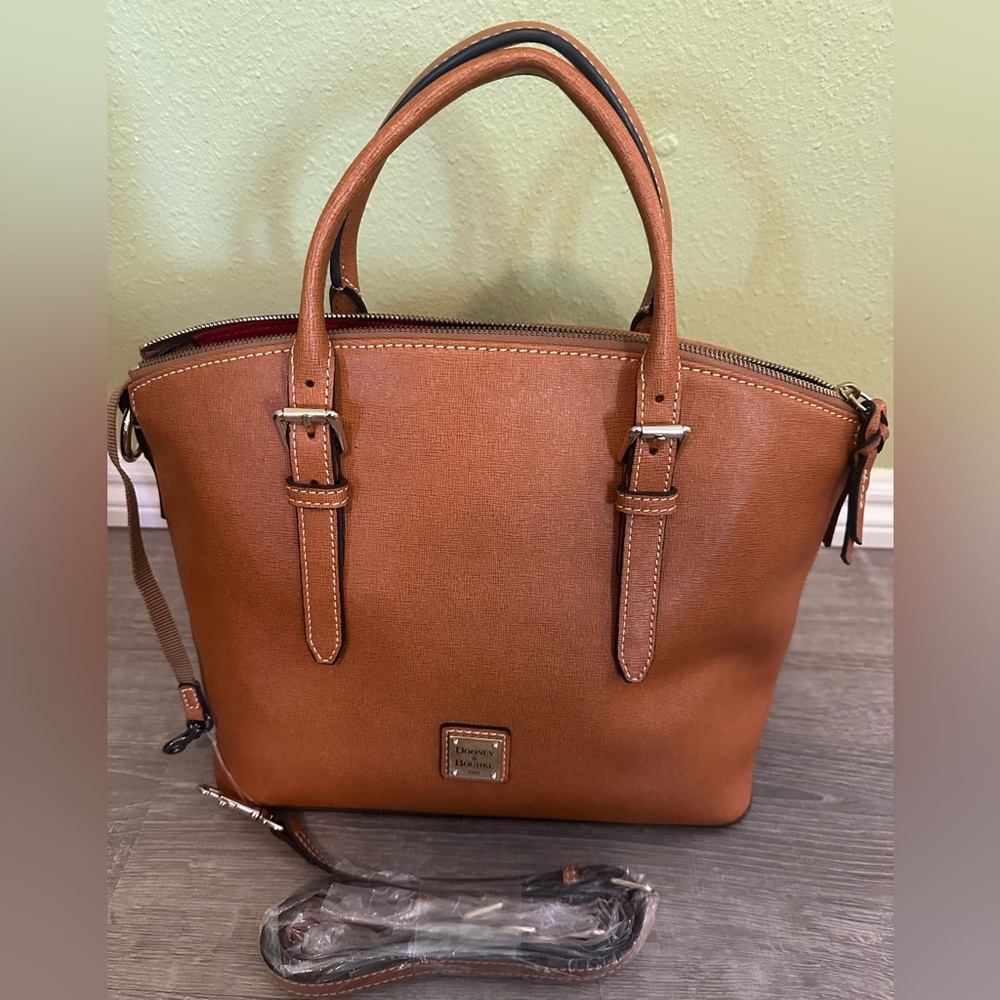 It’s brand new beautiful good size 4pockets inside with dust bag !!!